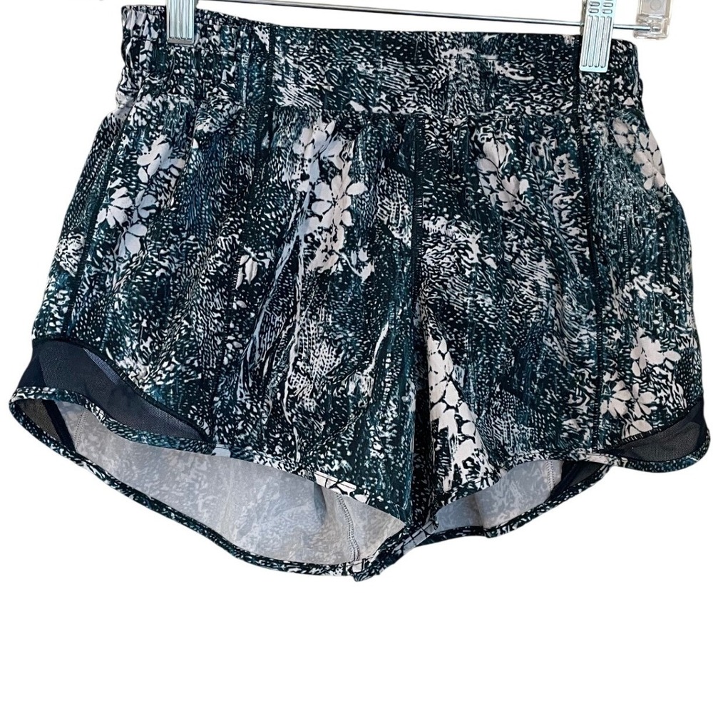 Lululemon Size 6 Hotty Hot Short II 4" Wildwood White Multi Nocturnal Teal